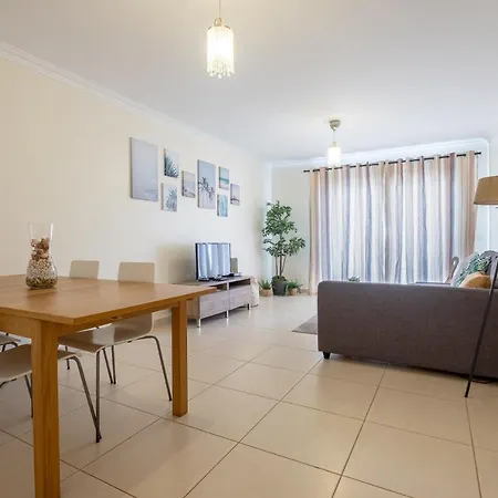 Poolside Peniche Apartment *