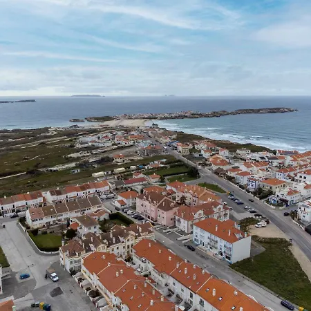 Poolside Peniche Apartment